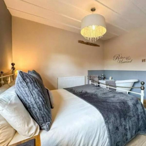 Meadow View Cottage - cosy, romantic & 20 mins from Alton Towers